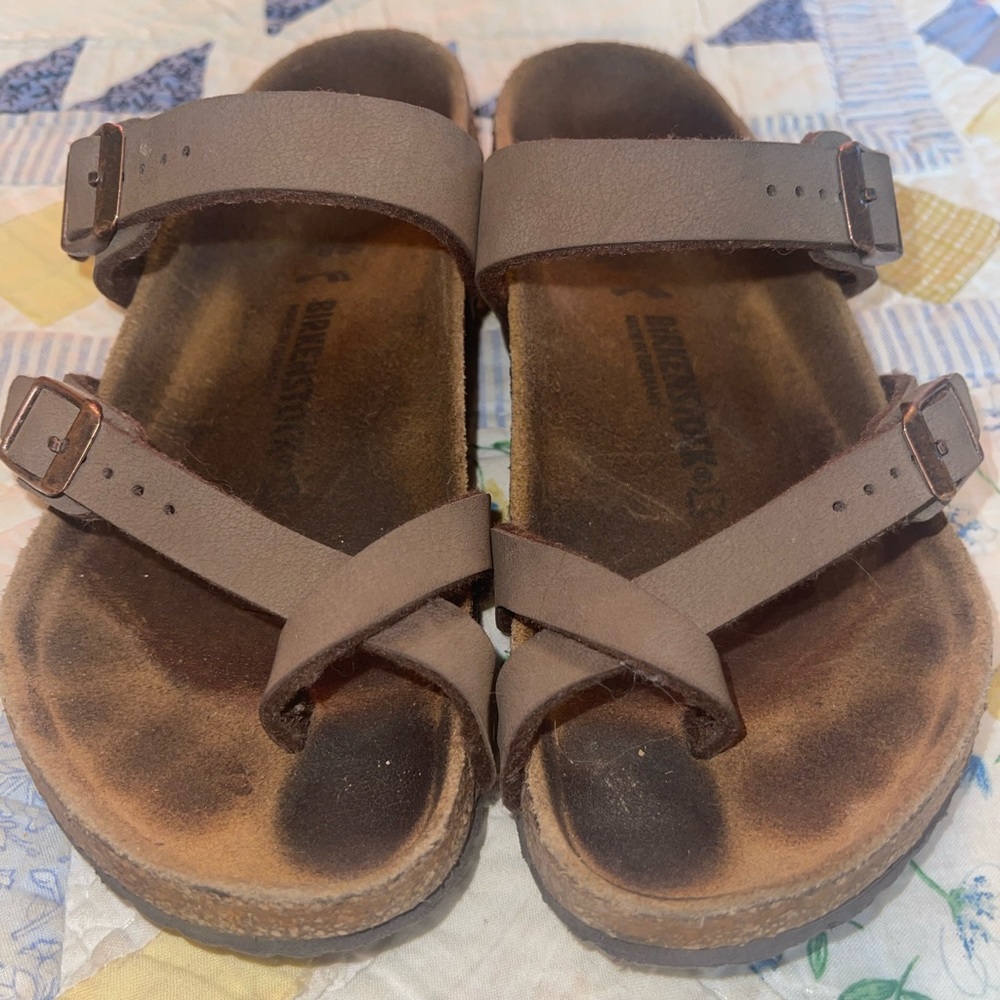 Barely worn kids size 34 Birkenstocks. No wear to bottoms at all.